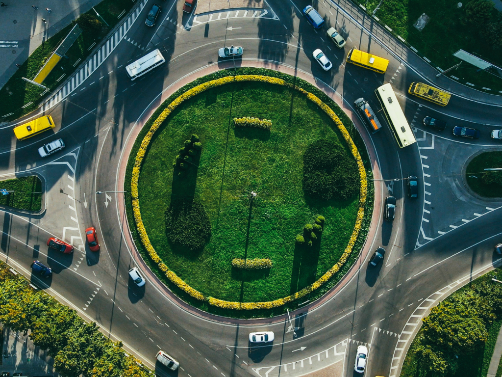 A forgalomtechnika jovoje Hogyan alakitjak at az autonom jarmuvek es az okos infrastrukturak a varosi kozlekedest - orinionway.hu