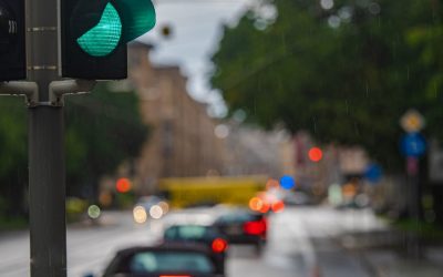 Közúti jelzőlámpa és gyalogosbiztonság a városban